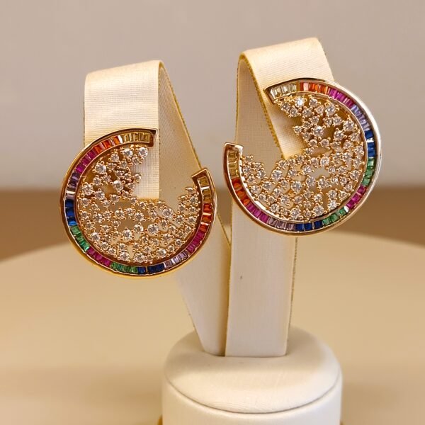 Brinco placa redondo cravejado strass collor 0728