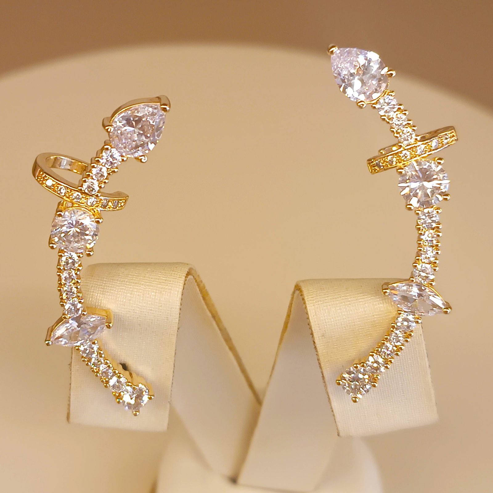 Earcuff cravejada branca semi jóia 2077
