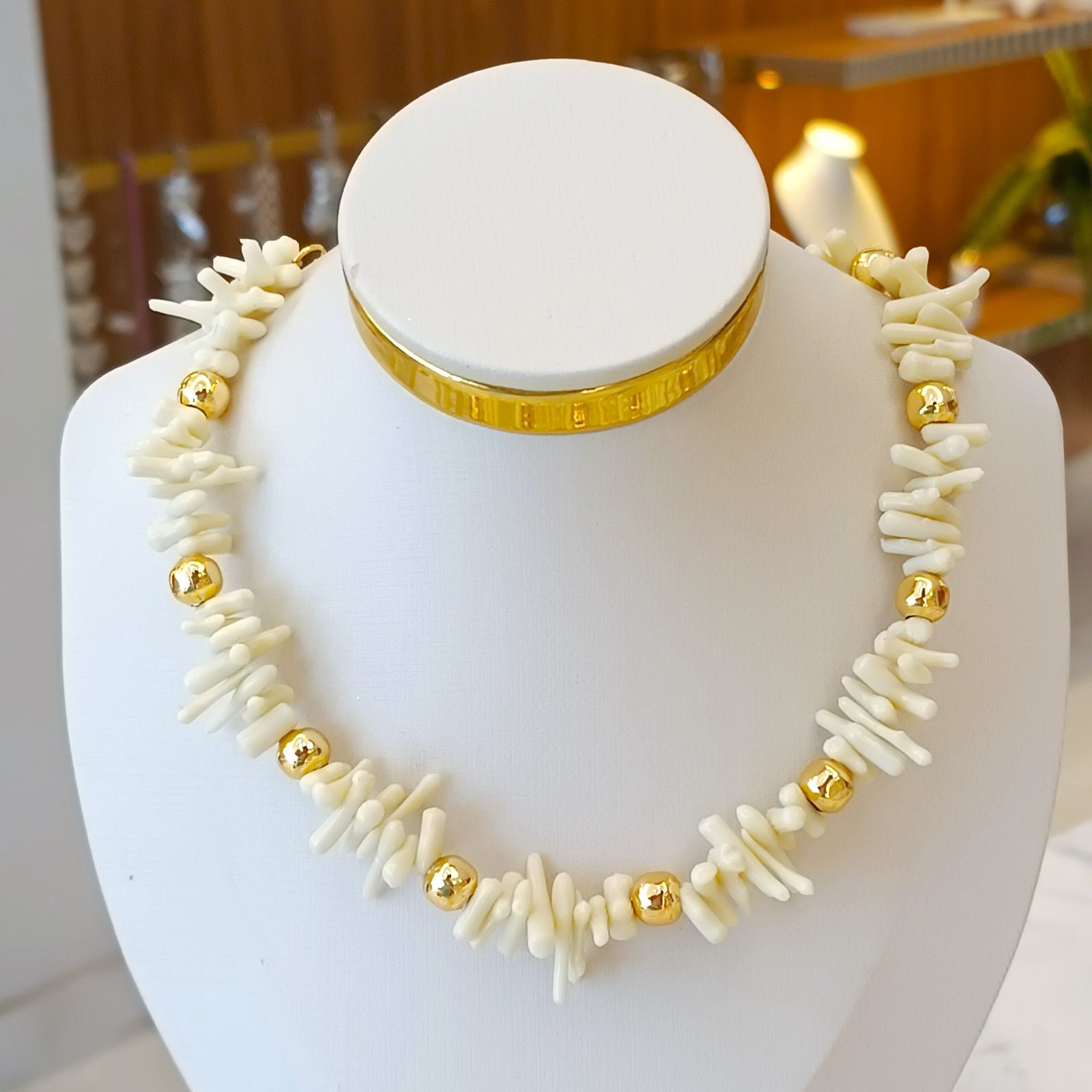 Colar cascalho branco bolas douradas 2883