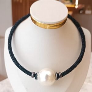 Colar tubo strass preto pingente pérola 3720