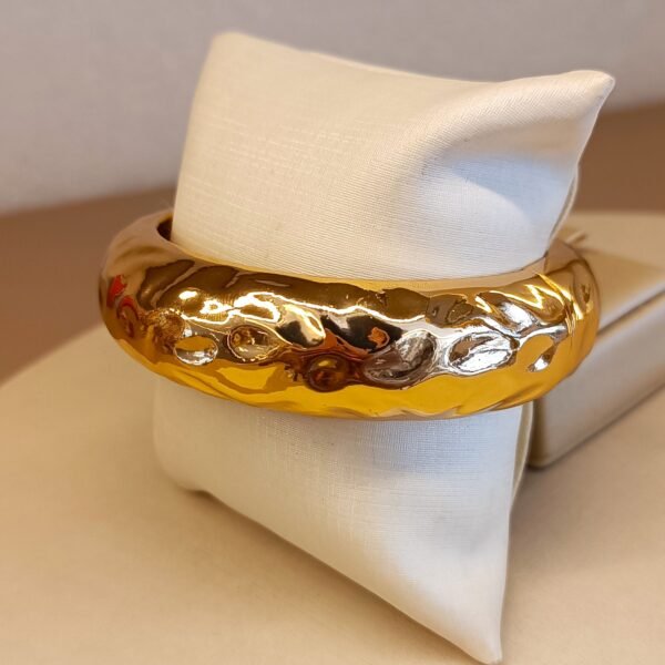 Bracelete dourado grosso martelado 3733 - Imagem 2