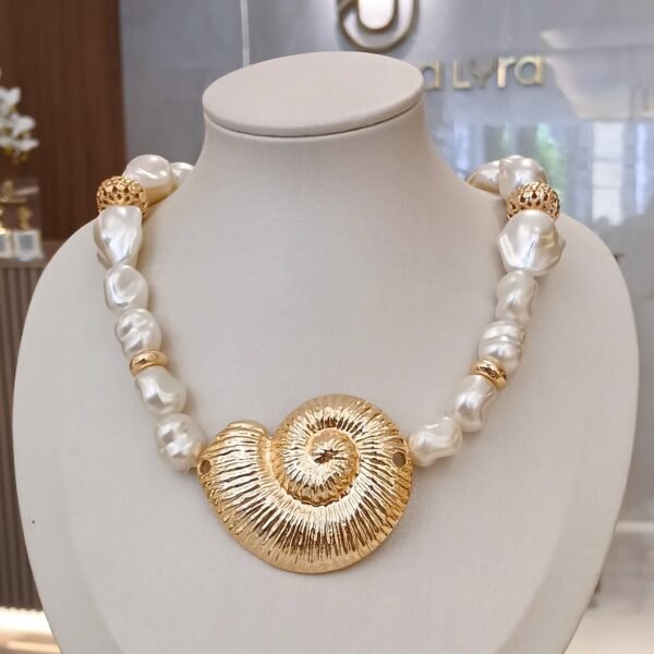 Colar pérolas G ping caracol dourado - 5689