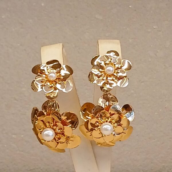 Brinco dourado duas flores com pérola - 5229
