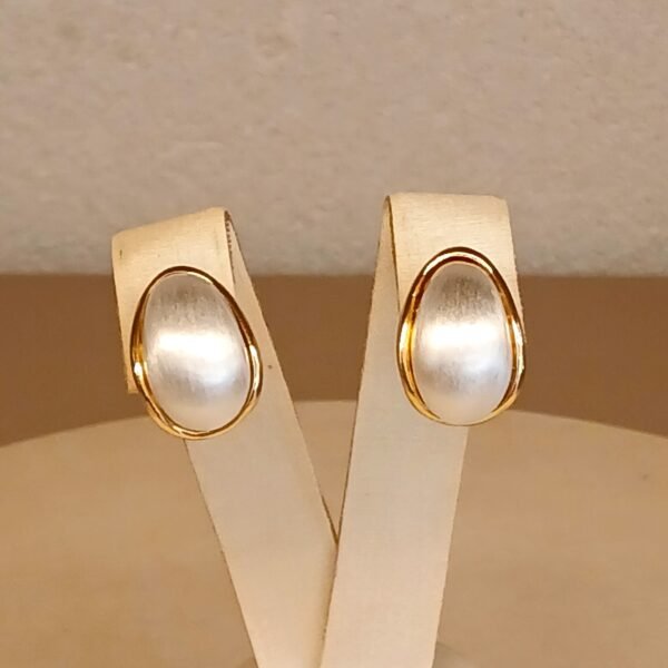 Brinco oval pérola dourado - 5920