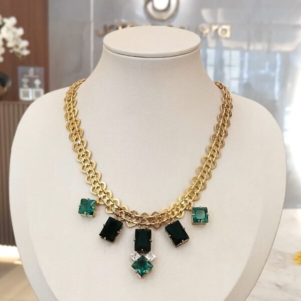 Colar 6 pedras verde e 2 branca - 5372