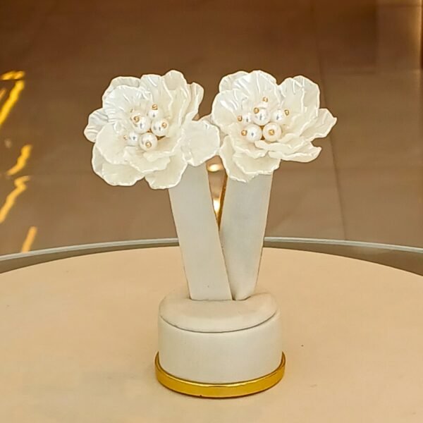 Brinco flor botão branca - 6209